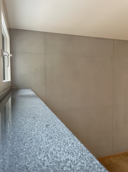 Kellerraum mit einer Wand in Sichtbetonoptik