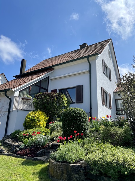 Älteres Gebäude mit frisch renovierter Fassade