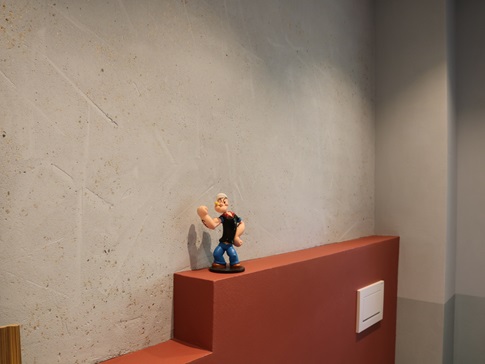 Badezimmerwand mit Lehmputz