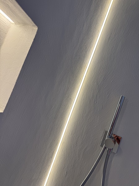 Fugenloses Bad mit Eck-Leuchtschiene