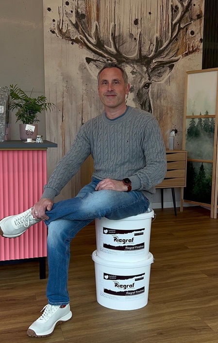 Malermeister Riegraf in seinem Showroom waldRAUM17